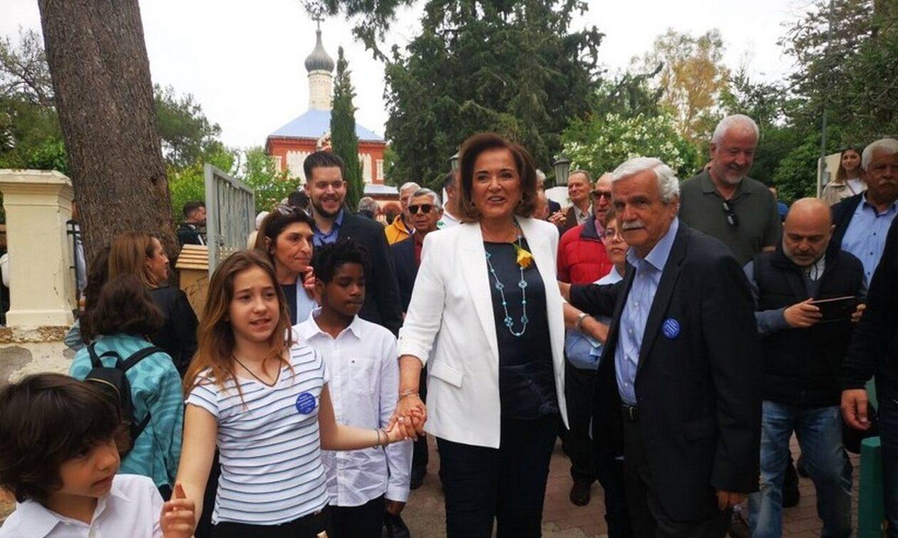 Ντόρα Μπακογιάννη: Ψήφισε στα Χανιά παρέα με τα εγγόνια της