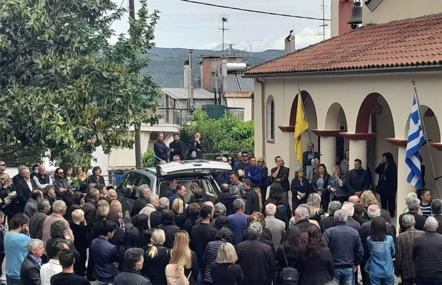 Άρτα: Βουβός θρήνος στην κηδεία του βρέφους – Κατέρρευσαν οι γονείς