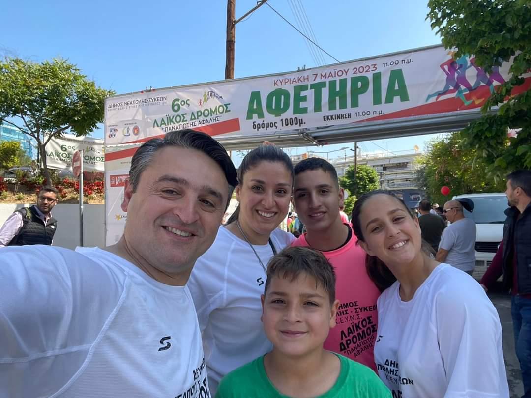 Το μήνυμα Σαουλίδη αγκαλιά με την οικογένεια (ΦΩΤΟ)