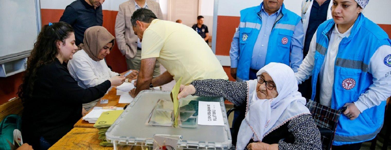 Τουρκία: Με κάθε μέσο στην κάλπη οι ηλικιωμένοι