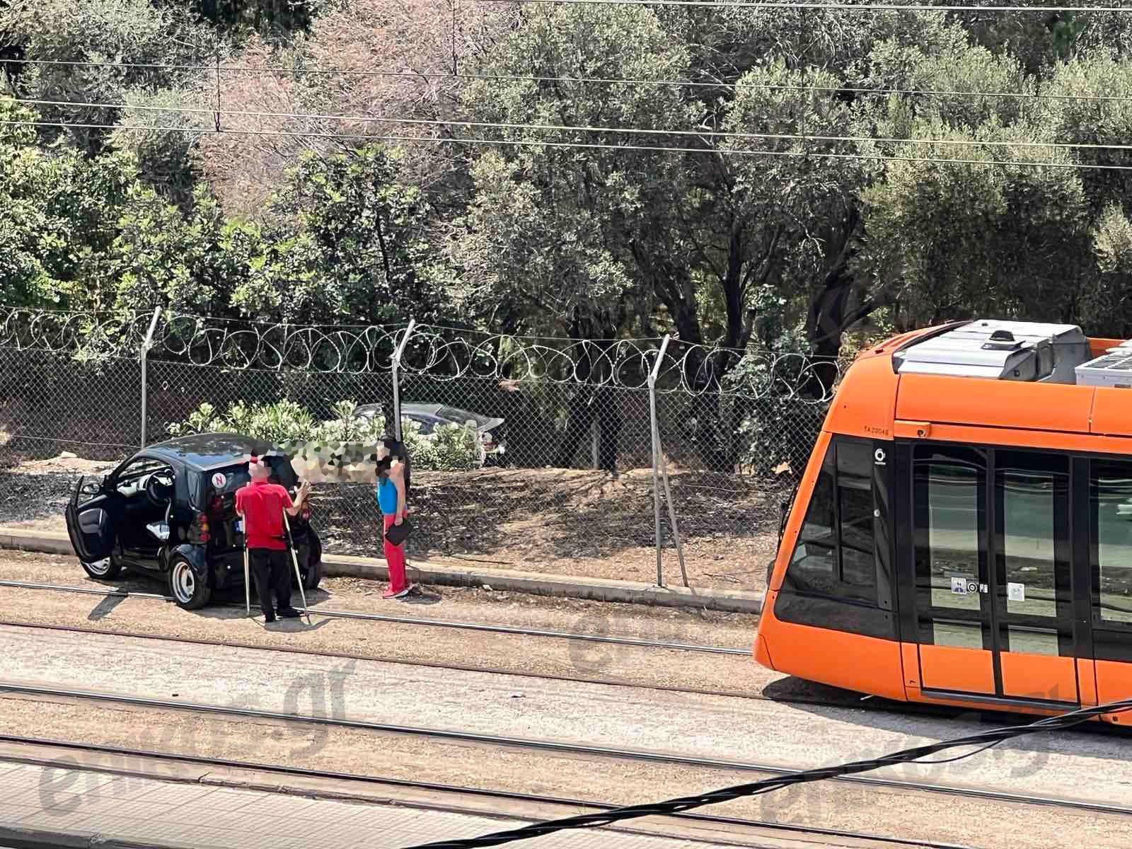 Άλιμος: Ακινητοποιήθηκε τραμ λόγω του ότι πάρκαρε στις γραμμές ένα ΙΧ (ΦΩΤΟ & ΒΙΝΤΕΟ)