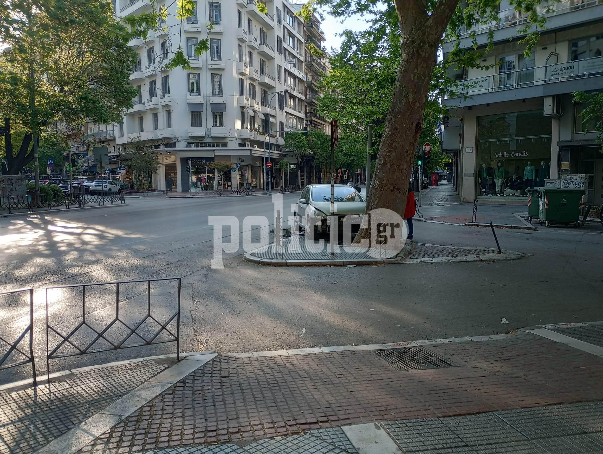 Θεσσαλονίκη: Αμάξι προσέκρουσε σε δέντρο στην Τσιμισκή (ΦΩΤΟ)