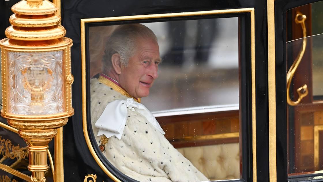 Δείτε live: Στο Αββαείο με χρυσή άμαξα ο Κάρολος και η Καμίλα