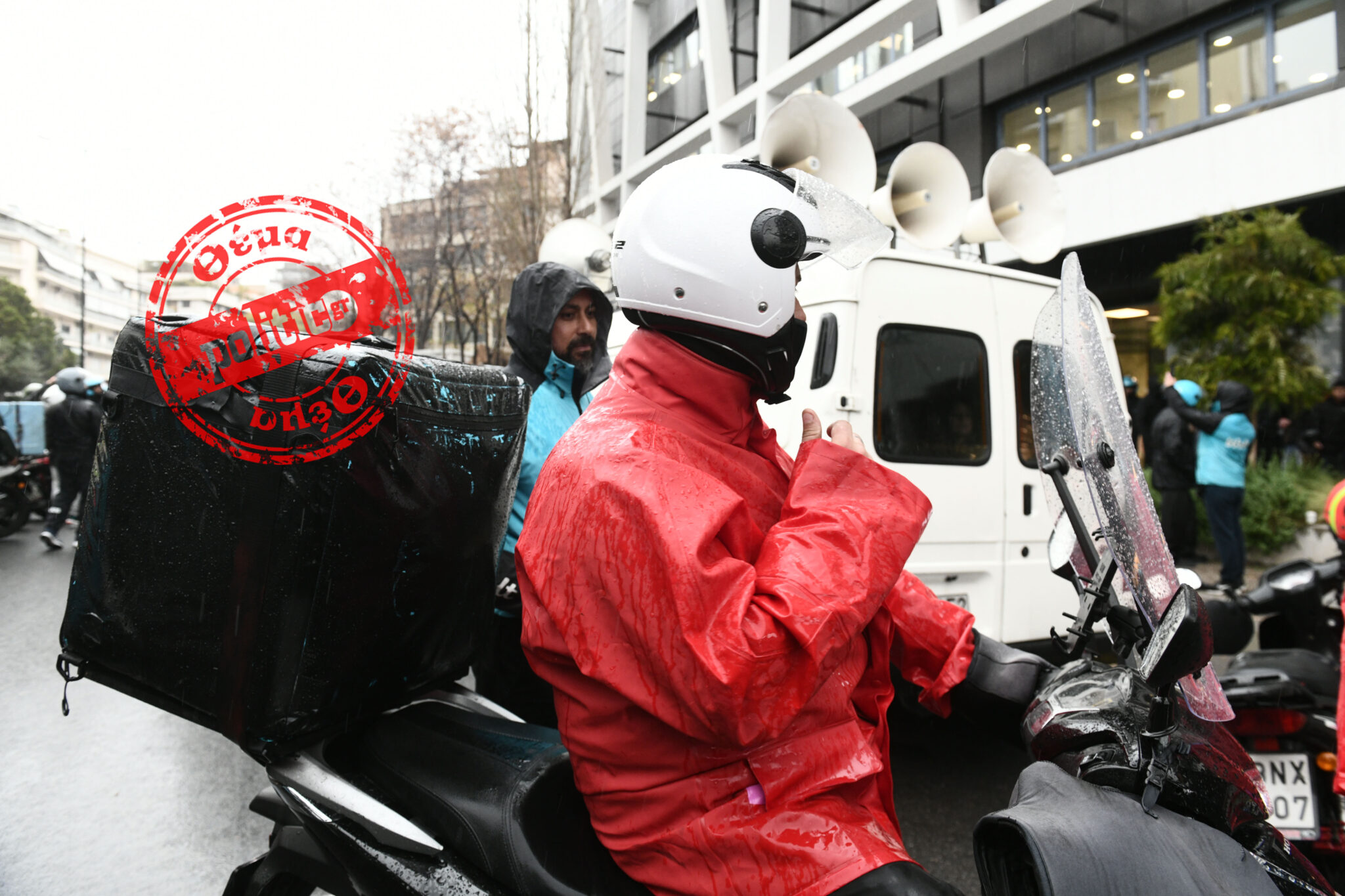 Διανομείς: «Μας ληστεύουν στους δρόμους και οι εργοδότες αφαιρούν τα χρήματα από τον μισθό μας»