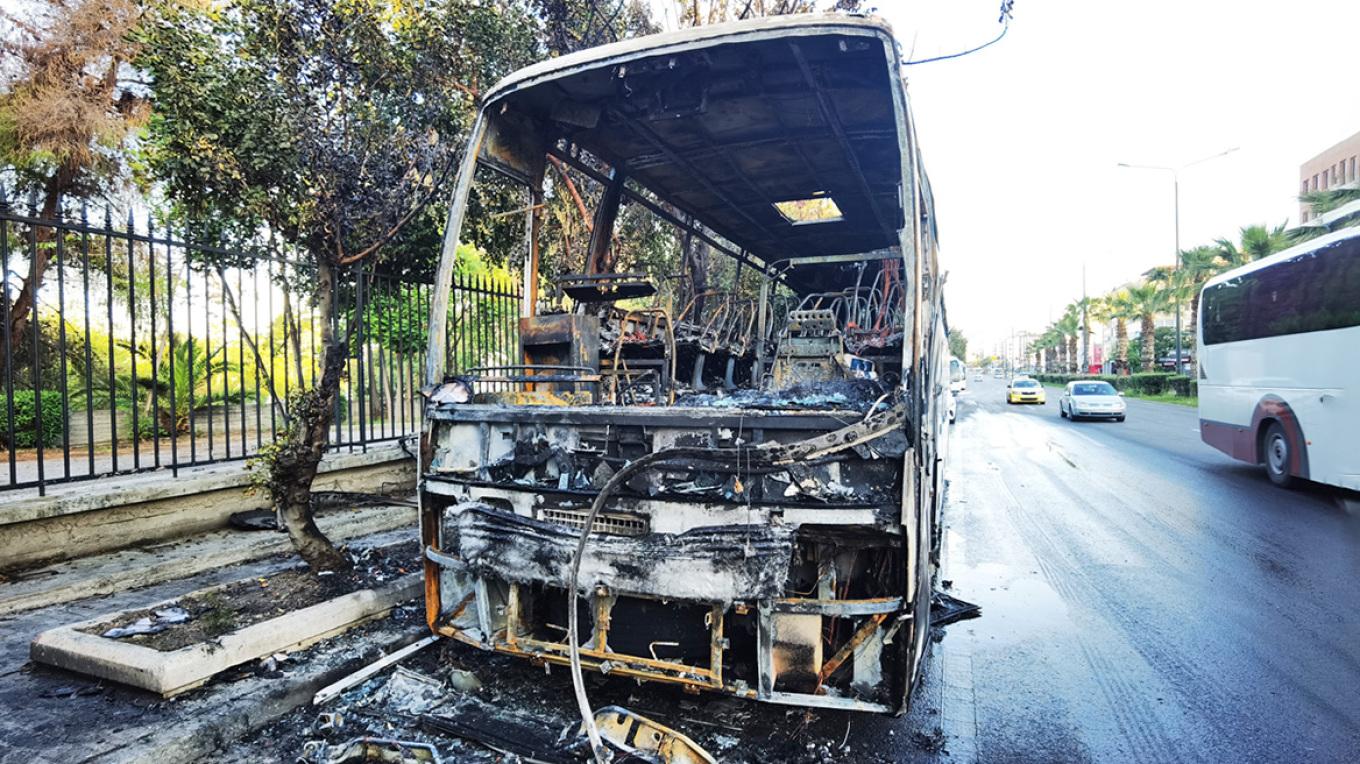 Επεισόδια στη Γεωπονική: Συγκρούστηκαν άγνωστοι με τα ΜΑΤ – Πυρπόλησαν τρία λεωφορεία (ΦΩΤΟ)
