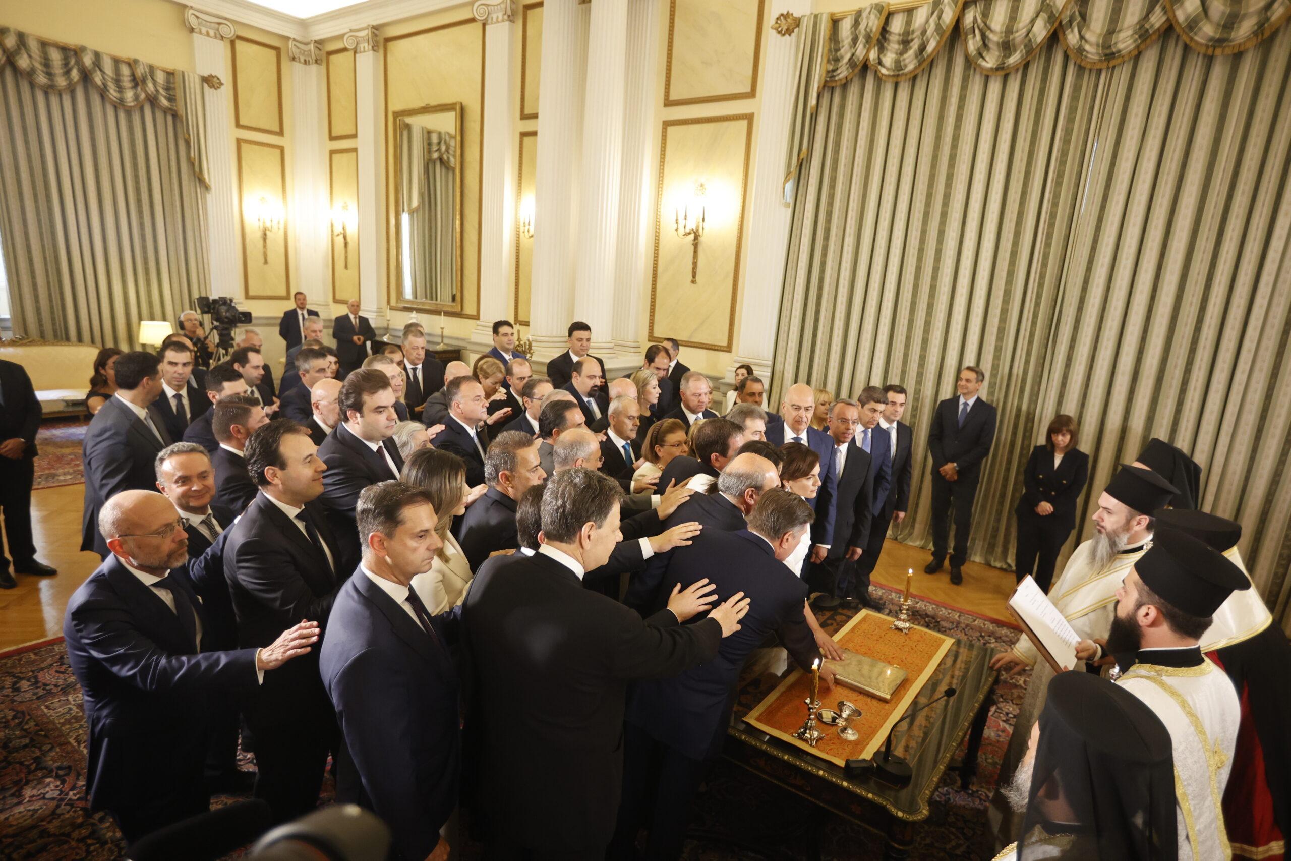 Σε πανηγυρικό κλίμα ορκίστηκε η νέα Κυβέρνηση (ΒΙΝΤΕΟ & ΦΩΤΟ)
