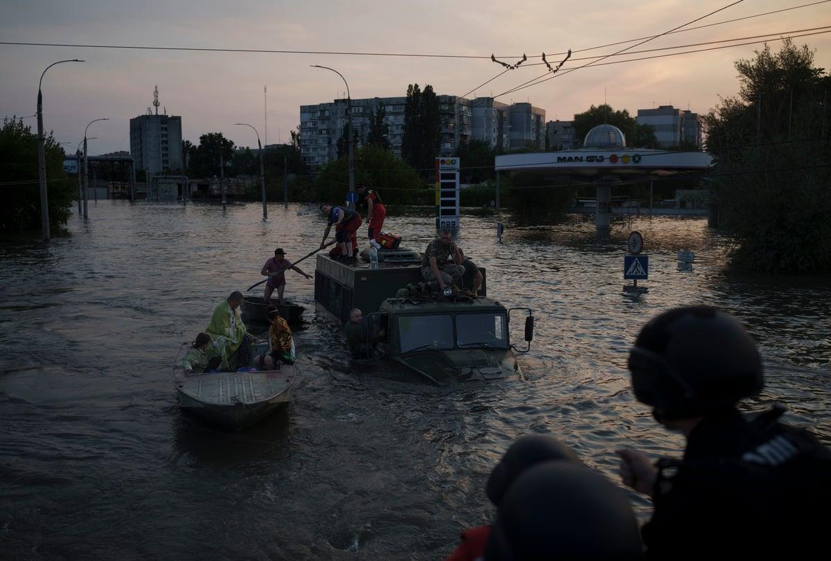 Χερσώνα: Με βάρκες απομακρύνονται οι εγκλωβισμένοι οι κάτοικοι