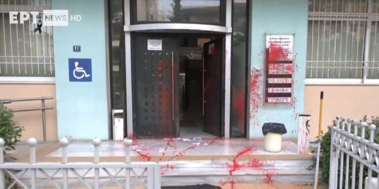 Θεσσαλονίκη: Αντιεξουσιαστές πέταξαν μπογιές στο κτήριο της Αποκεντρωμένης Διοίκησης Μακεδονίας-Θράκης για το ναυάγιο στην Πύλο