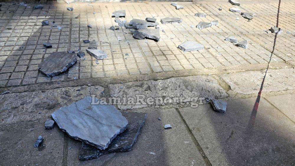 Λαμία: Έπεσαν μάρμαρα στο κέντρο της πόλης – Κινδύνευσε ντελιβεράς