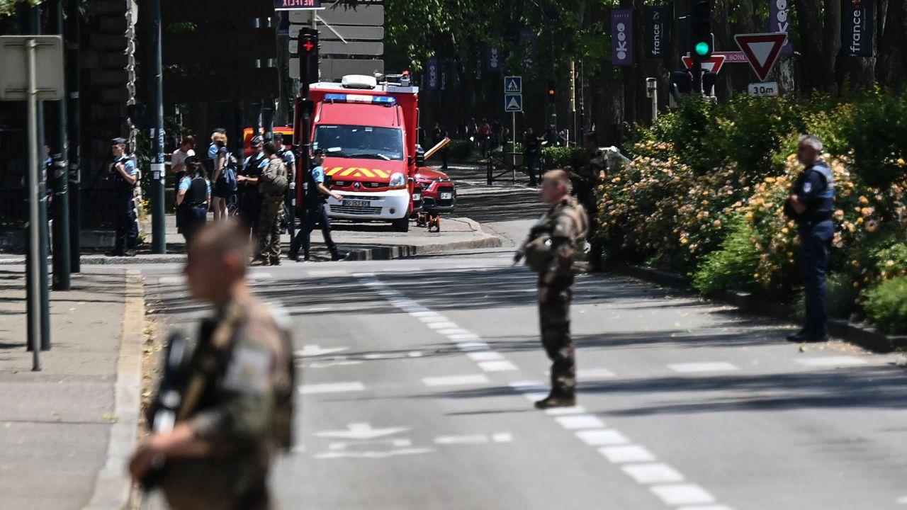 Επίθεση με μαχαίρι στη Γαλλία: Σε κρίσιμη κατάσταση τα θύματα