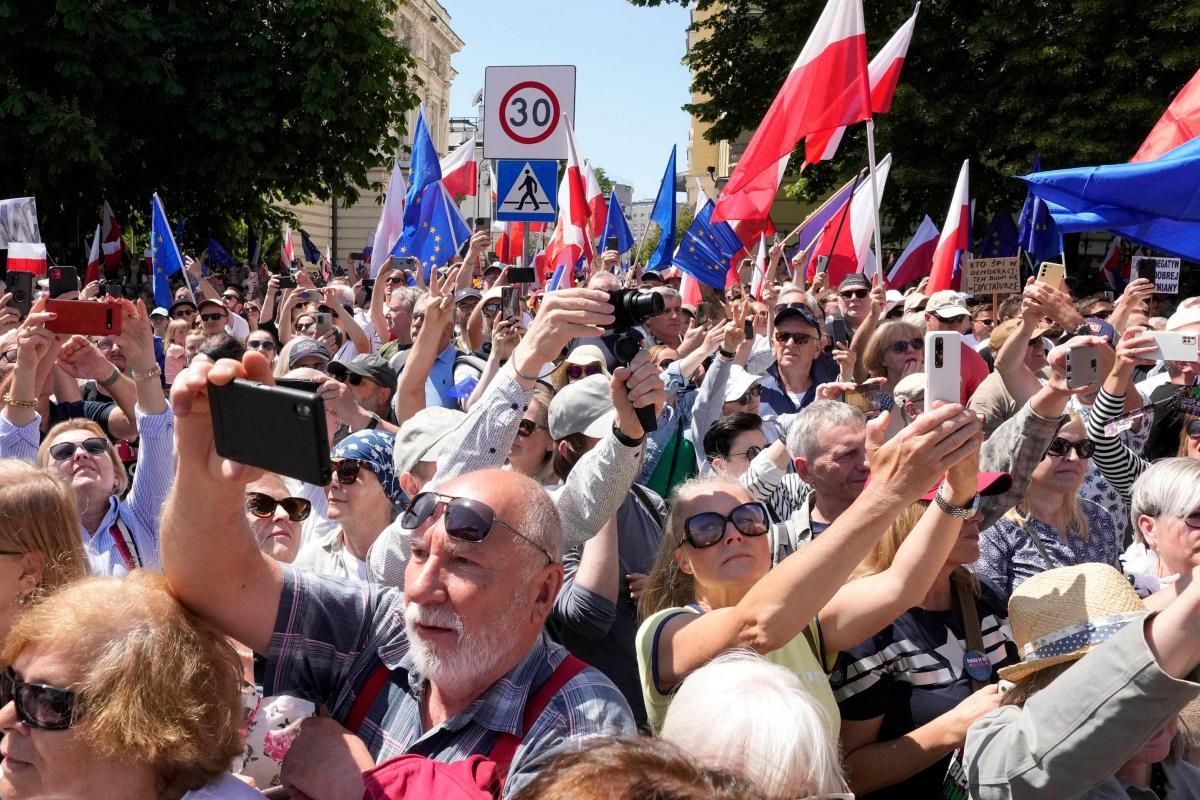 Πολωνία: Χιλιάδες ανταποκρίθηκαν στο κάλεσμα Τουσκ κατά της κυβέρνησης