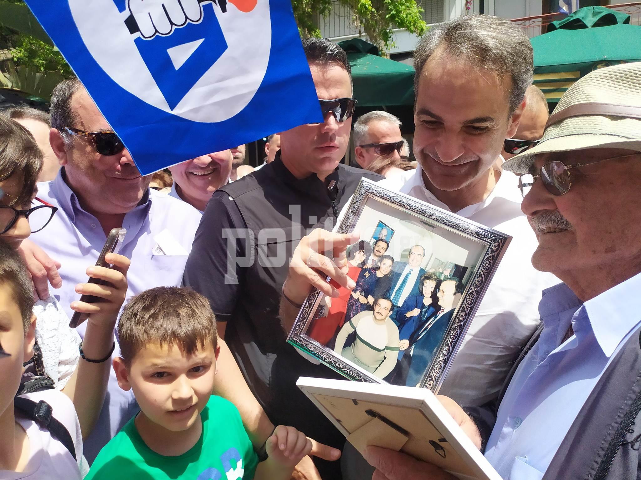 Με φωτογραφία του Κωνσταντίνου Μητσοτάκη υποδέχθηκαν τον Κυριάκο Μητσοτάκη στο Κιλκίς (ΕΙΚΟΝΕΣ)