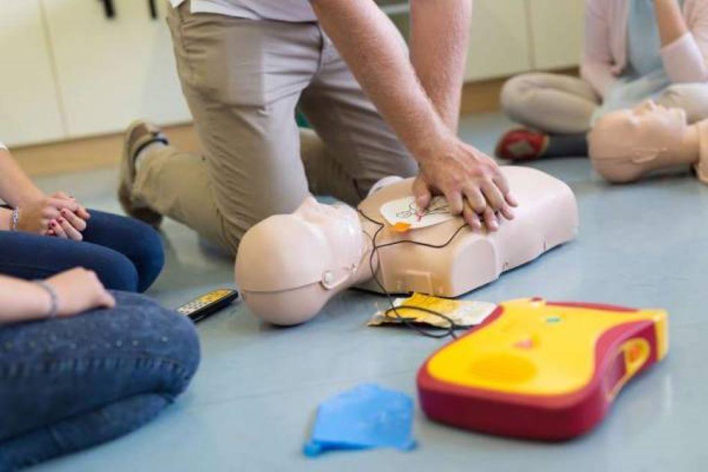 Θεσσαλονίκη: Μαθήτριες Λυκείου κέρδισαν σε διαγωνισμό ΚΑΡΠΑ και δώρισαν απινιδωτή στη Διεύθυνση Τροχαίας