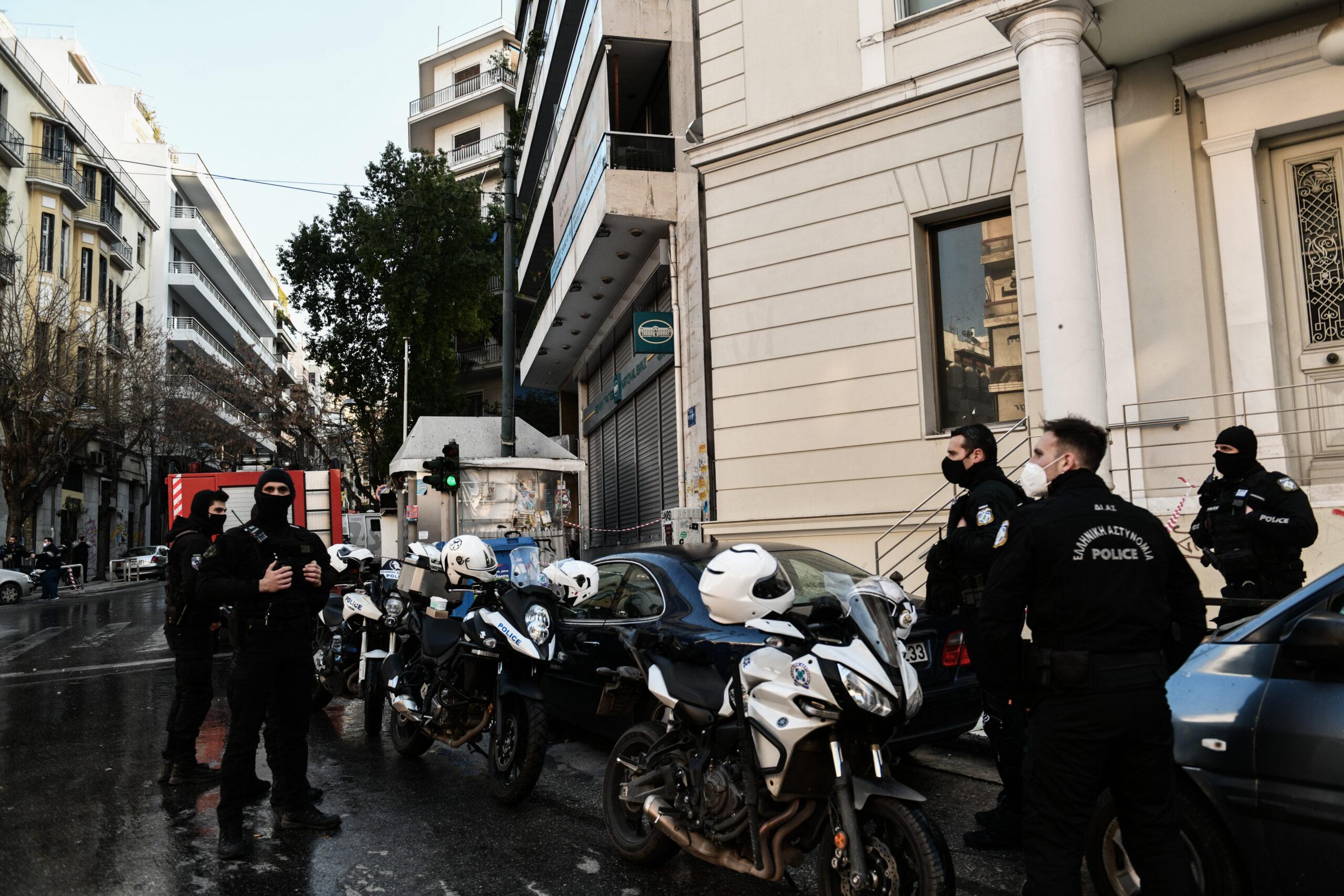 Πετρούπολη: Αυτοκίνητο παραβίασε stop και παρέσυρε τέσσερις αστυνομικούς