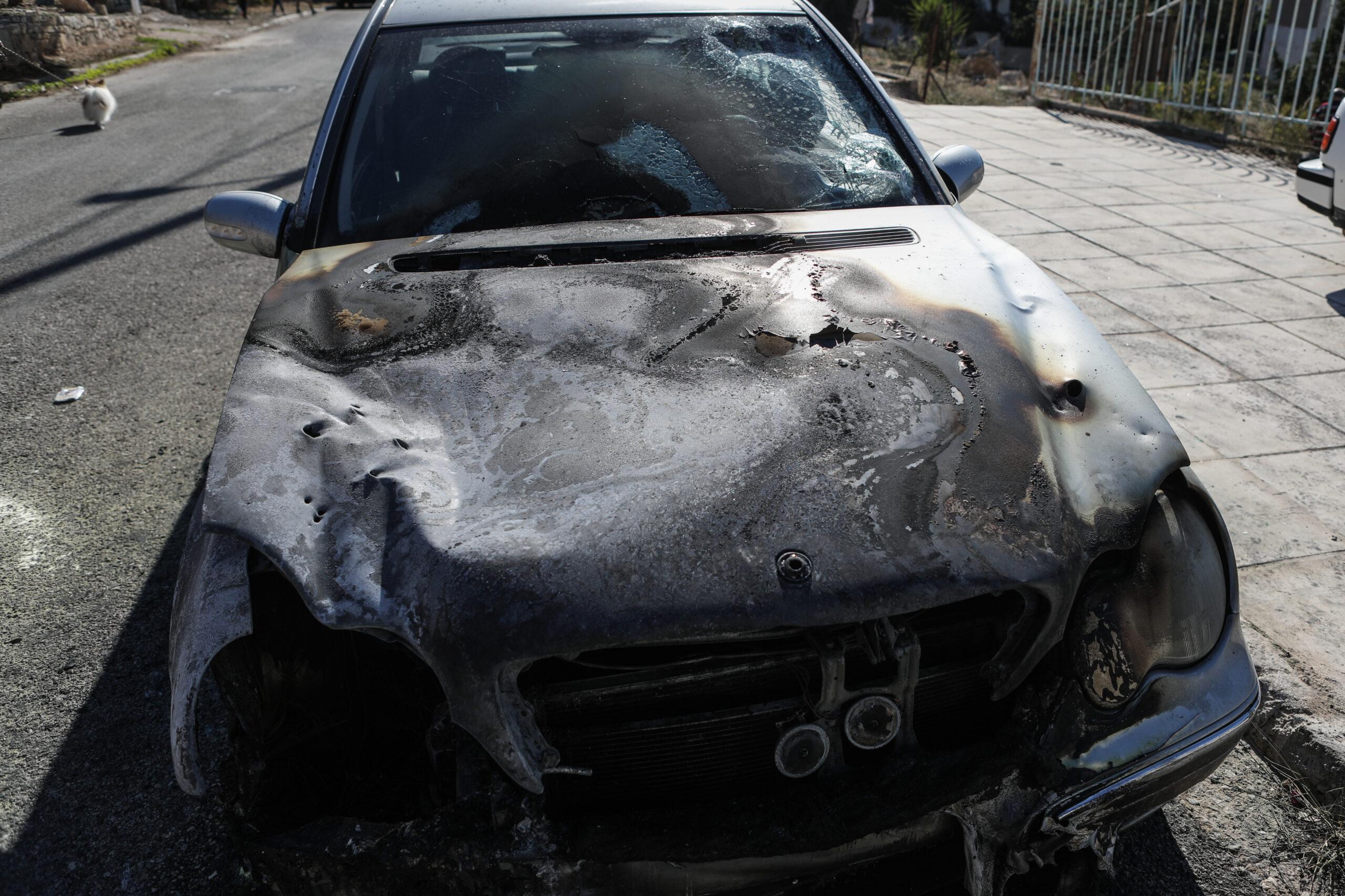 Αττική: Αυτοκίνητο τυλίχθηκε στις φλόγες – Η φωτιά επεκτάθηκε και μέσα σε οικόπεδο