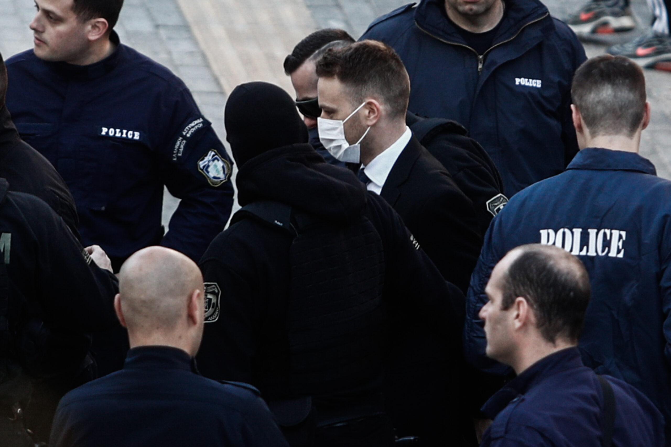 Συνεχίζεται κανονικά η δίκη του Μπάμπη Αναγνωστόπουλου – Δεν έγινε δεκτή η παραίτησή του