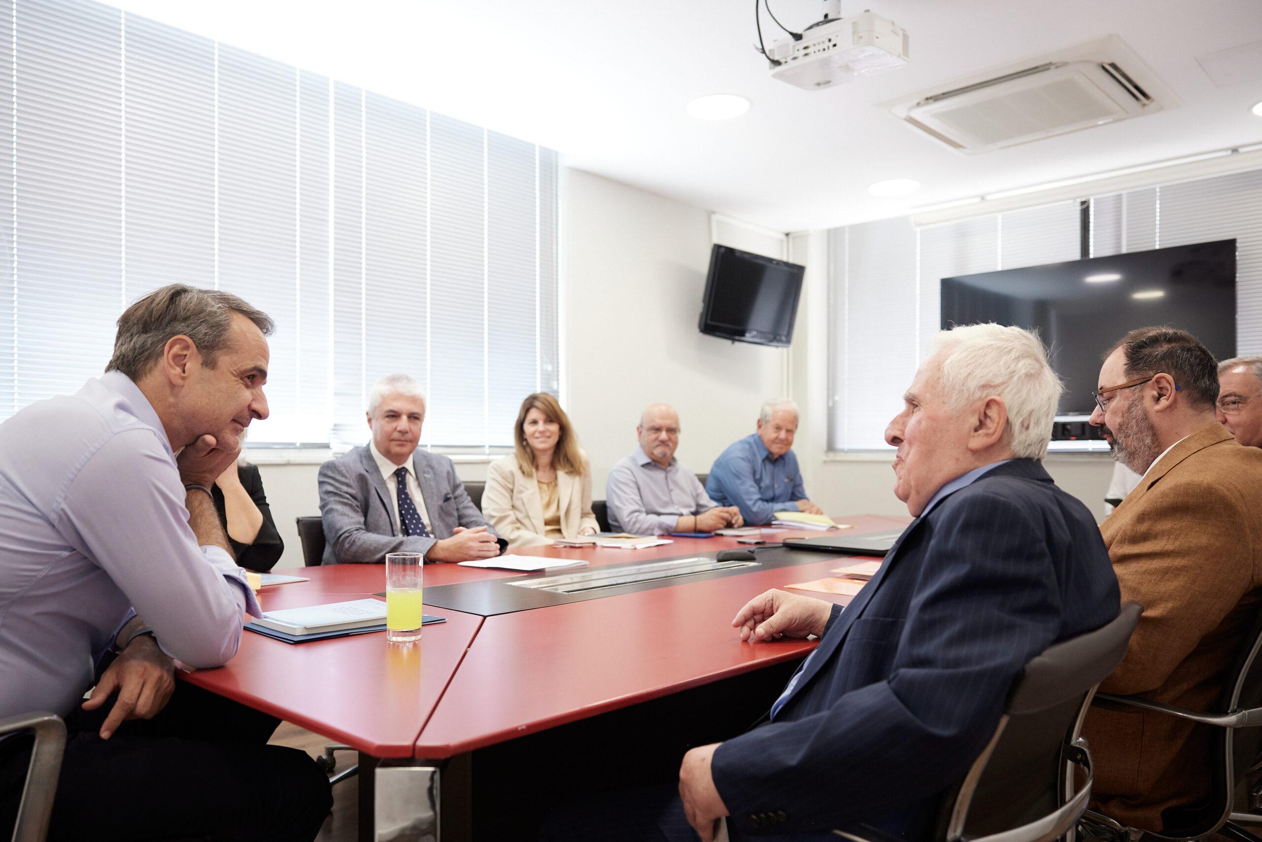 Συνάντηση Μητσοτάκη με μέλη της Συνομοσπονδίας Πολυτέκνων – Συζητήθηκε η δημιουργία υπουργείου Κοινωνικής Πολιτικής