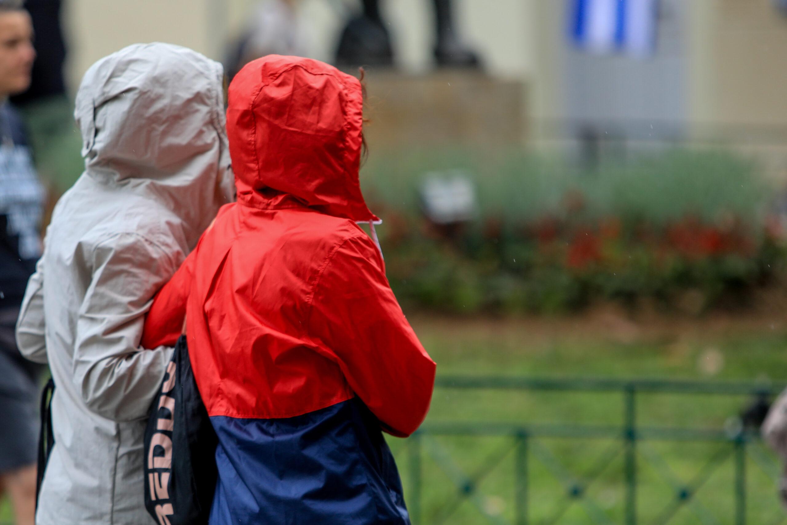 Συνεχίζεται και σήμερα ο τροπικός καιρός – Που θα ξεσπάσουν καταιγίδες