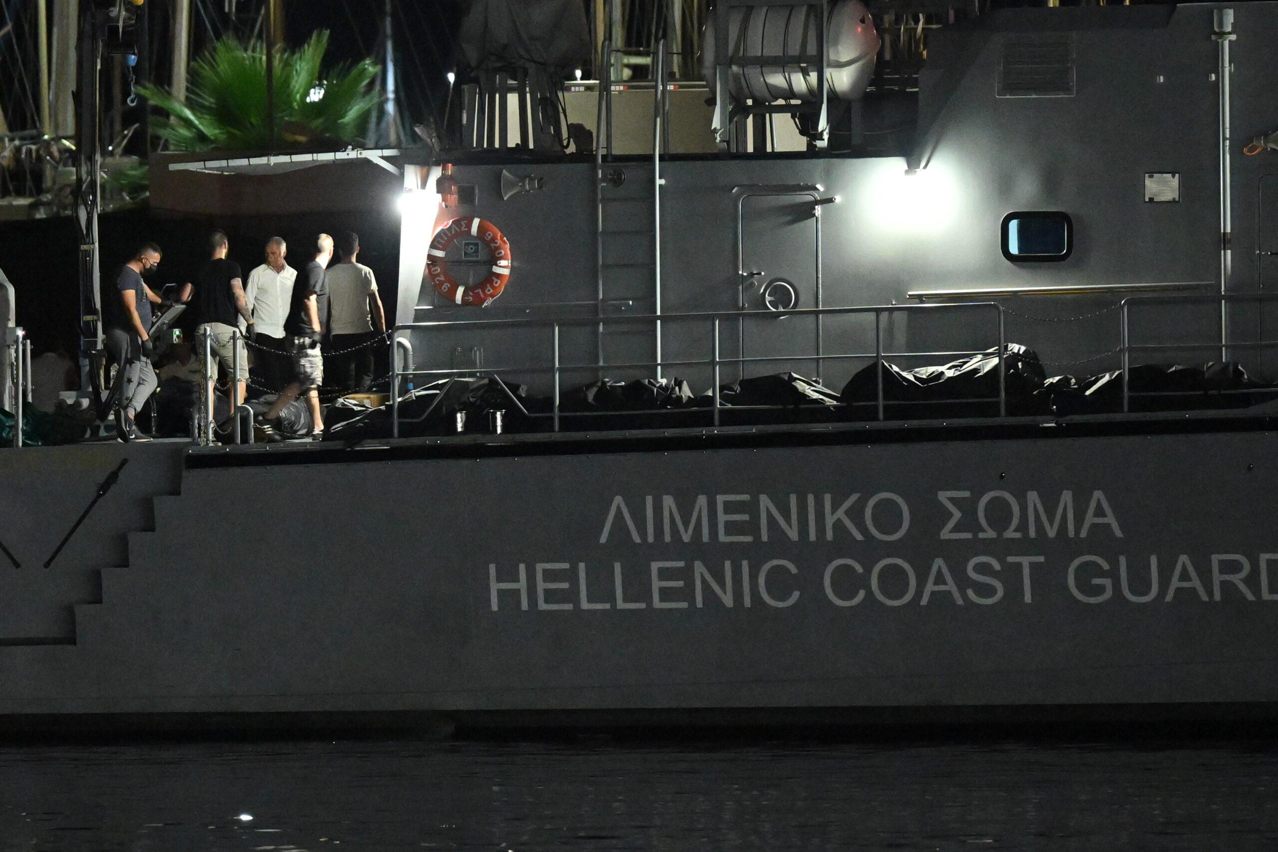 Ναυάγιο στην Πύλο – Λιμενικό: «Τρεις ώρες πριν βυθιστεί το σκάφος πετάξαμε κάβο στο αλιευτικό και οι μετανάστες τον έλυσαν»