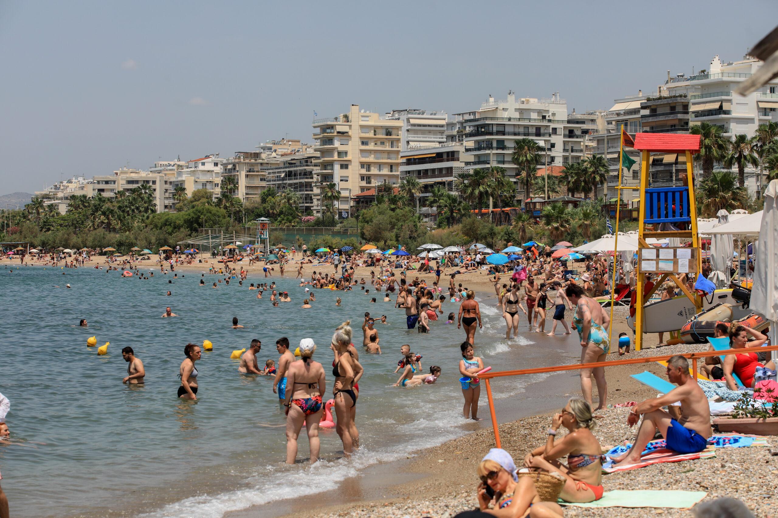 Εκλογές 2023: Γεμάτες οι παραλίες της Αττικής