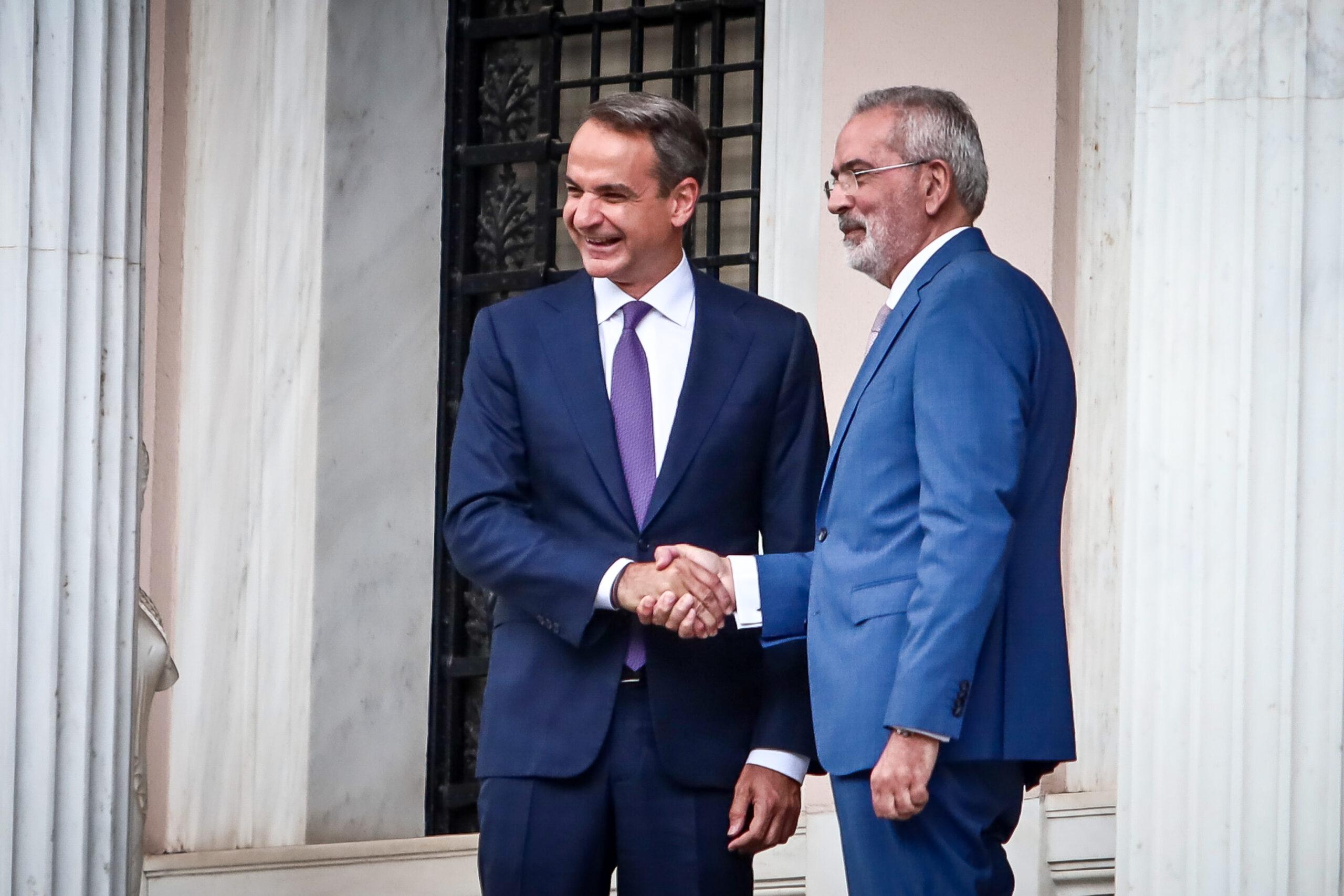 Επιστροφή του Κυριάκου Μητσοτάκη στο Μέγαρο Μαξίμου – Παραλαβή από τον Σαρμά