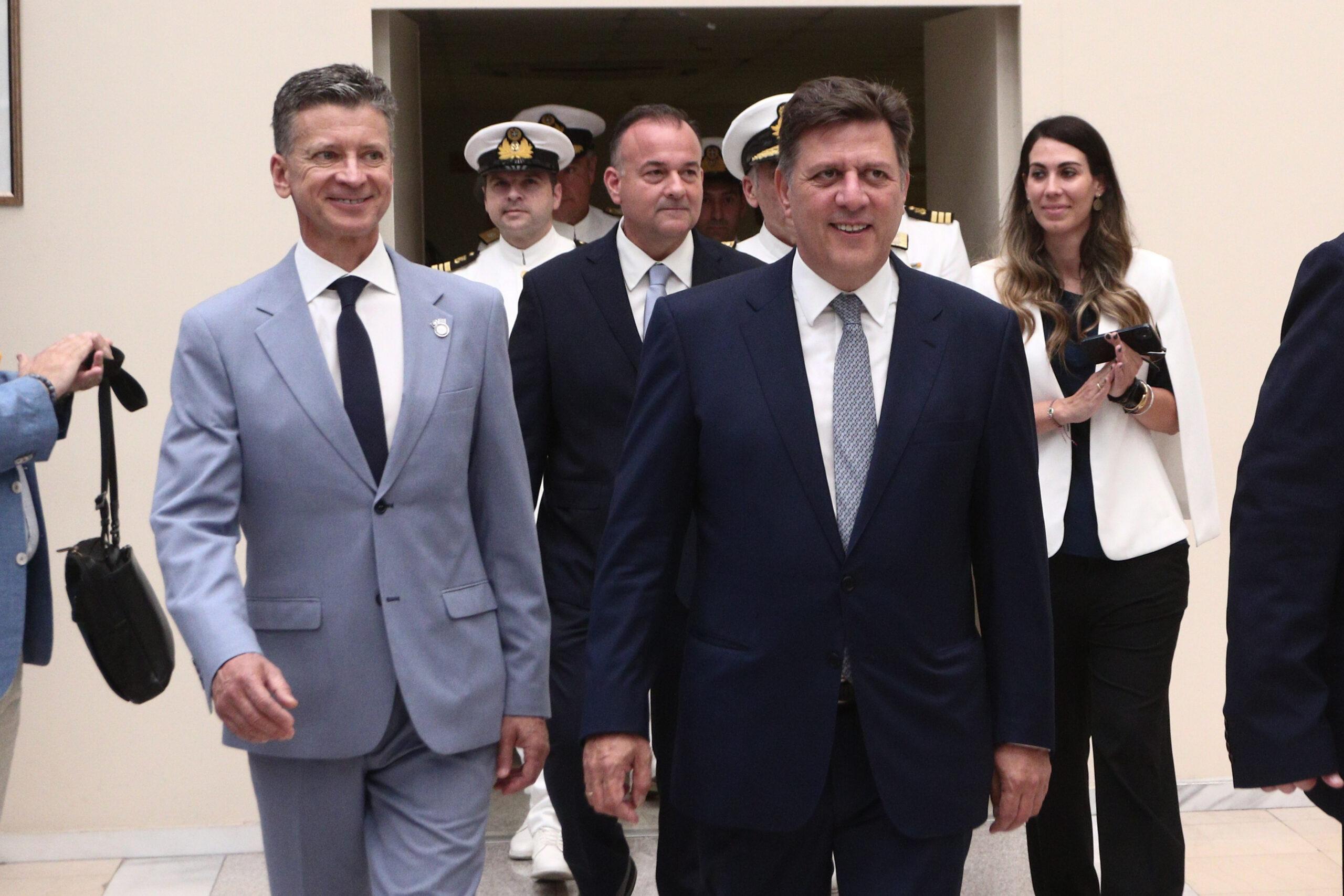 Ο Μιλτιάδης Βαρβιτσιώτης επισκέφθηκε για πρώτη φορά το λιμάνι του Πειραιά ως υπουργός Ναυτιλίας
