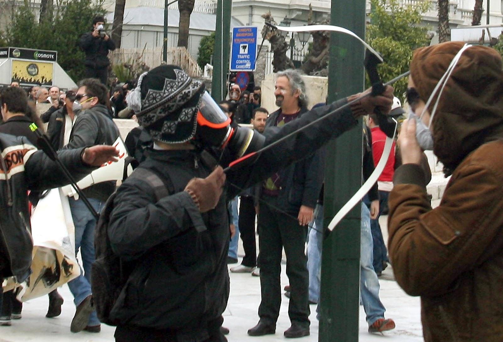 Αθήνα: Αποφυλακίζεται ο «τοξοβόλος» της πλατείας Συντάγματος