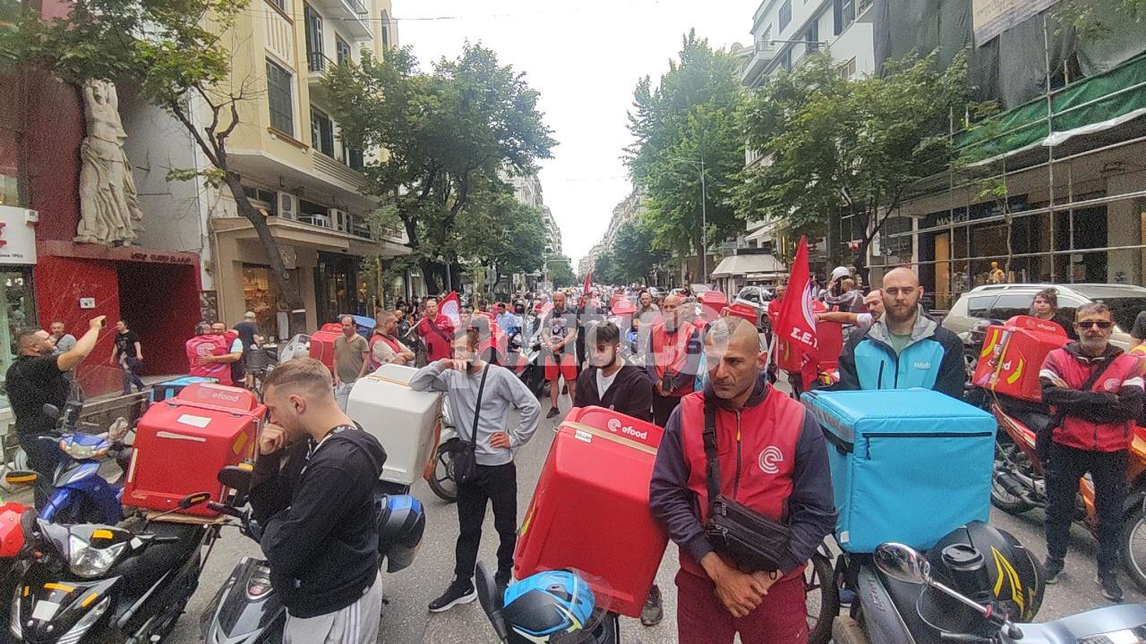 Θεσσαλονίκη: Μοτοπορεία στη μνήμη του 55χρονου διανομέα – «Πηγαίνουμε για δουλειά και δεν ξέρουμε αν θα γυρίσουμε σπίτι μας» (ΒΙΝΤΕΟ & ΦΩΤΟ)