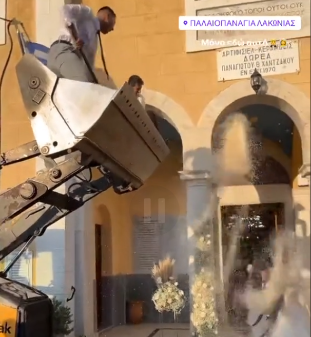 Λακωνία: Έριχναν ρύζι σε νεόνυμφους με φτυάρια πάνω από εκσκαφέα