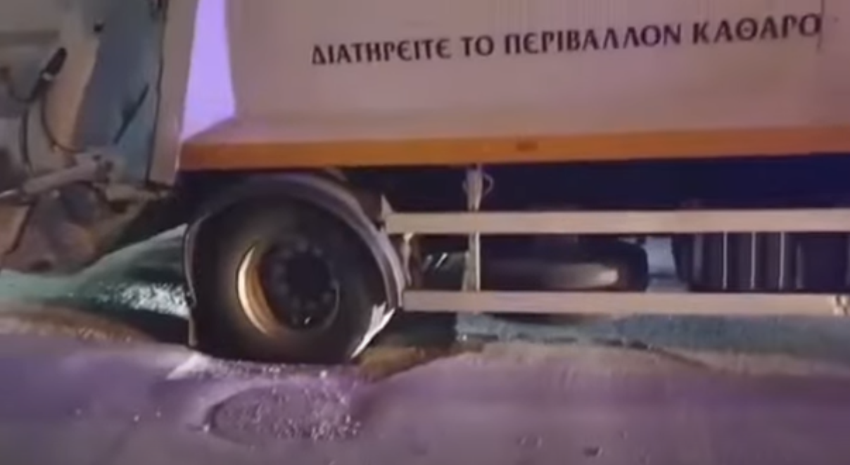 Εργατικό ατύχημα στην Καλαμαριά: Απορριμματοφόρο έπεσε σε τρύπα που άνοιξε στο δρόμο και τραυματίστηκε εργαζόμενη