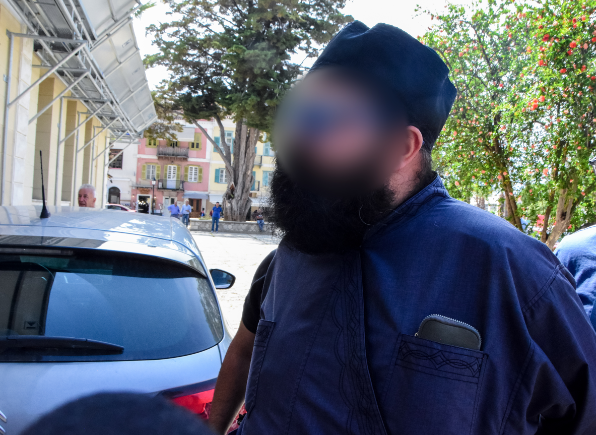 Υπόθεση Αρχιμανδρίτη: «Αν είχε ακουμπήσει το παιδί μου θα ήμουν εγώ στη θέση του τώρα, να δικάζομαι», λέει η μητέρα του 12χρονου