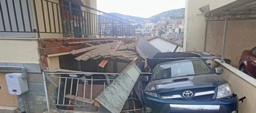 Θεσσαλονίκη: Αυτοκίνητο προσγειώθηκε σε αυλή σπιτιού στο Ασβεστοχώρι