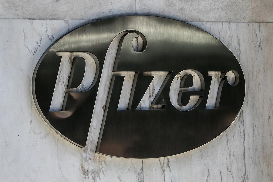 Μεγάλη πτώση των μετοχών της Pfizer μετά τη μείωση ζήτησης των εμβολίων