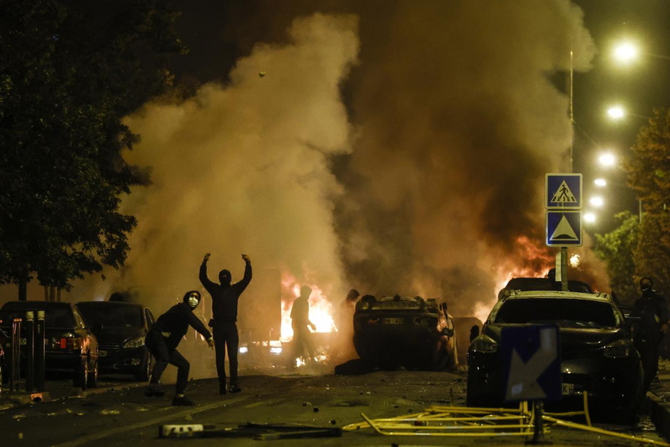 Γαλλία: Πλήθος ανηλίκων μεταξύ των συλληφθέντων – Με 2 χρόνια φυλάκιση απειλεί τους γονείς η κυβέρνηση
