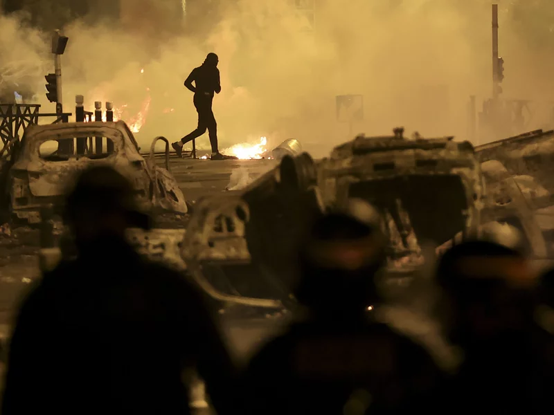 Η Γαλλία «φλέγεται» και ο Μακρόν… χορεύει σε συναυλία – Πιέσεις να κηρυχθούν περιοχές σε κατάσταση έκτακτης ανάγκης