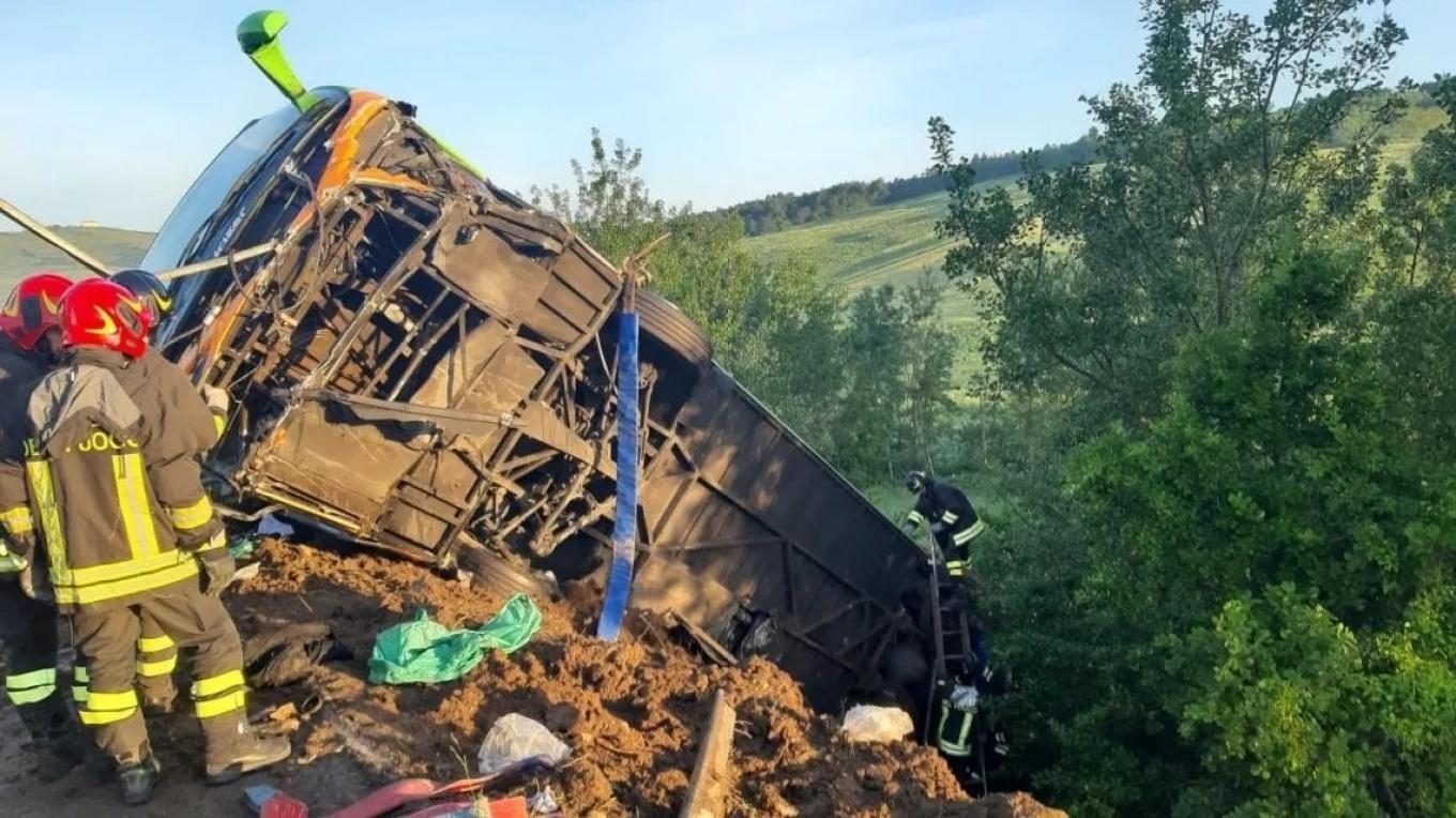 Σοβαρό τροχαίο στην Ιταλία: Λεωφορείο έπεσε σε γκρεμό έξω από τη Νάπολη – Ένας νεκρός και 14 τραυματίες