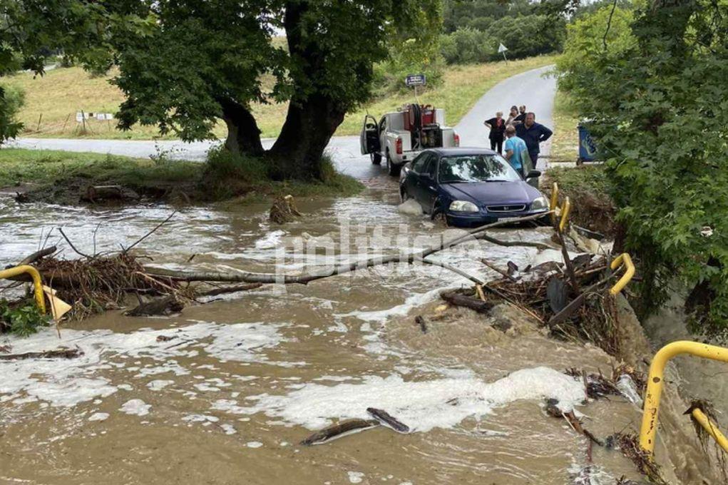 Θεσσαλονίκη: Υπερχείλισε ρέμα στη Θέρμη – Πλημμύρισαν οι δρόμοι (ΒΙΝΤΕΟ)