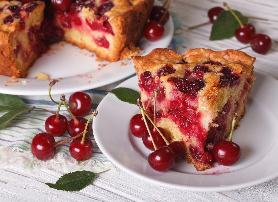 Ελαφριά κερασόπιτα: Το καλοκαιρινό γλυκό σνακ για το γραφείο