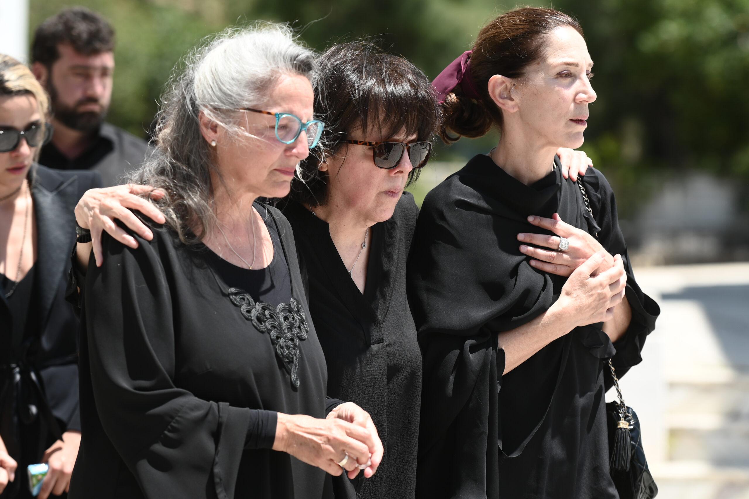 Νόνικα Γαληνέα: Φίλοι και συγγενείς αποχαιρέτησαν τη σπουδαία ηθοποιό  – Θλίψη στο τελευταίο «αντίο» (ΦΩΤΟ)