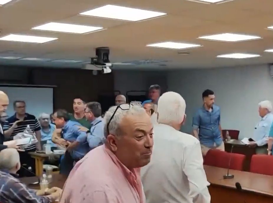Κόρινθος: Έγιναν «μαλλιά κουβάρια» σε συνεδρίαση του δημοτικού συμβουλίου