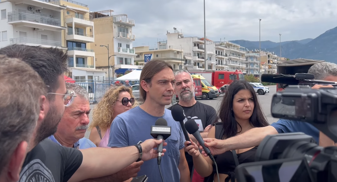 Κρίτων Αρσένης: «Οι πρόσφυγες μας είπαν ότι ενώ τους τραβούσε το λιμενικό, ξαφνικά αναποδογύρισε το πλοίο» (vid)