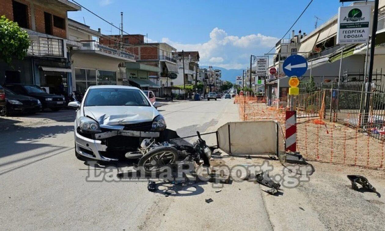 Λαμία: Αυτοκίνητο συγκρούστηκε με μηχανάκι – Στο νοσοκομείο ο διανομέας