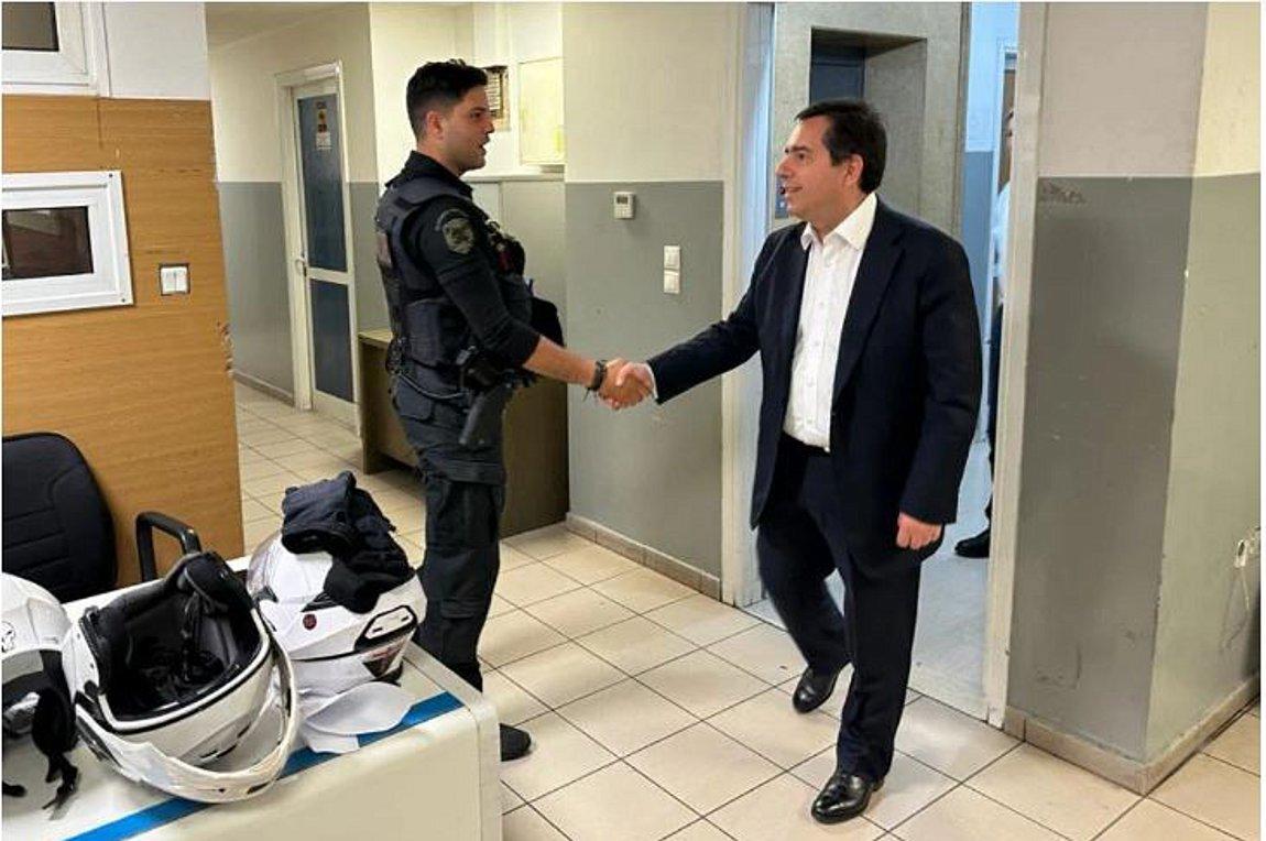 Επίσκεψη στο αστυνομικό τμήμα Ομονοίας από το Νότη Μηταράκη