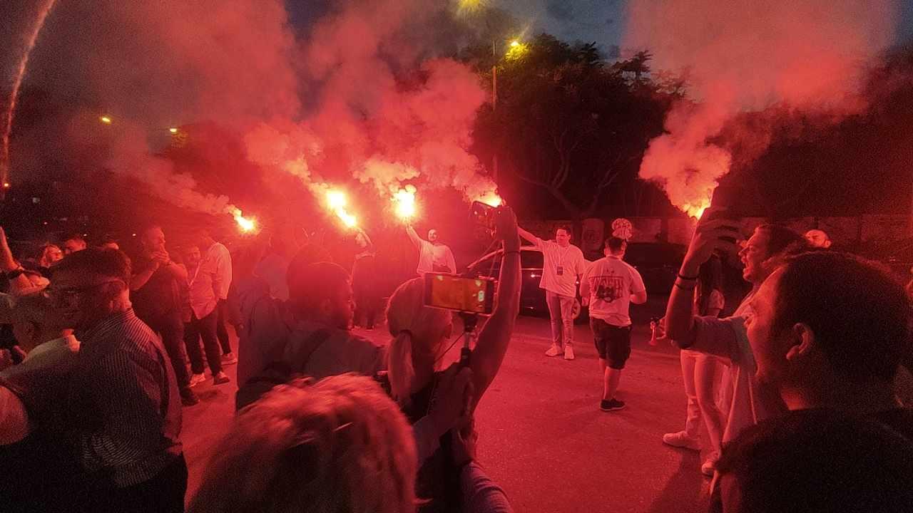 Εκλογές 2023 – Θεσσαλονίκη: Πανηγυρισμοί με καπνογόνα και συνθήματα στα γραφεία της ΝΔ (ΒΙΝΤΕΟ & ΦΩΤΟ)