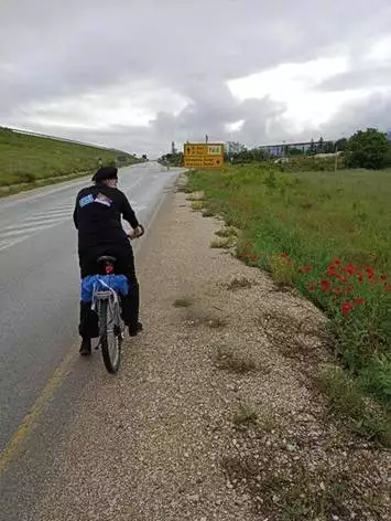 Απίστευτη ποδηλατική περιπέτεια: Ένας 78χρονος ταξίδεψε από τη Θεσσαλονίκη στη Σερβία για να προσκυνήσει στον τάφο του Πατριάρχη Παύλου