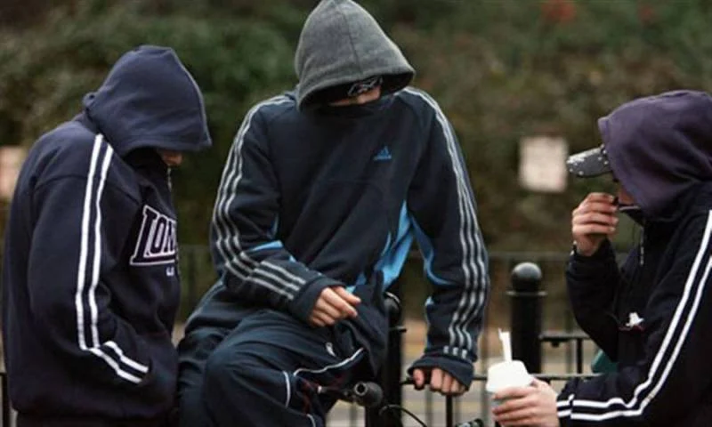 Σοκ στα Καμίνια: Συμμορία «απήγαγε», ξυλοκόπησε και λήστεψε 20χρονο