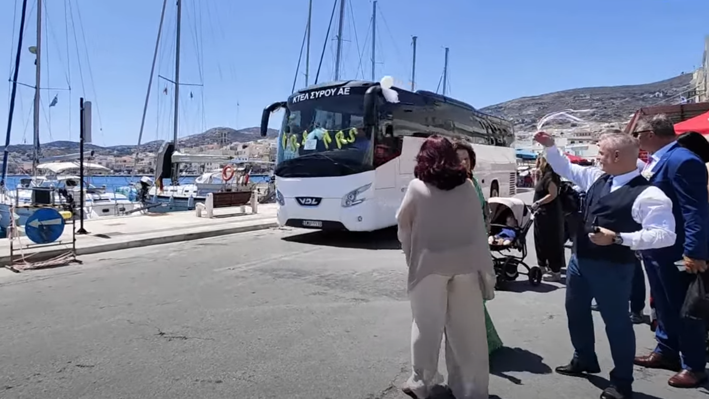 Γάμος με τα όλα του στη Σύρο – Εντυπωσίασε το  στολισμένο ΚΤΕΛ (ΒΙΝΤΕΟ)