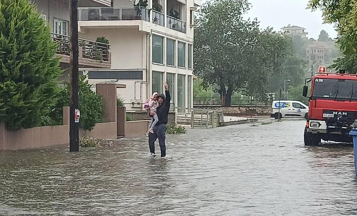 Πλημμύρισε σχολείο στα Τρίκαλα – Συνδρομή της Πυροσβεστικής στην απομάκρυνση των μαθητών