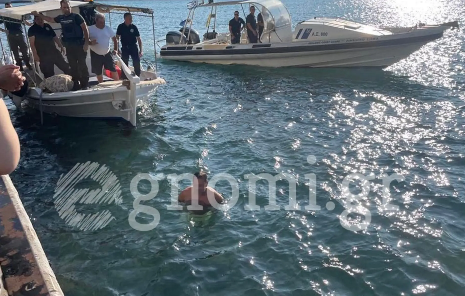 Χαλκίδα: Άνδρας απειλούσε περαστικούς στην παραλία και βούτηξε στη θάλασσα μόλις του έκανε συστάσεις η αστυνομία (ΒΙΝΤΕΟ)
