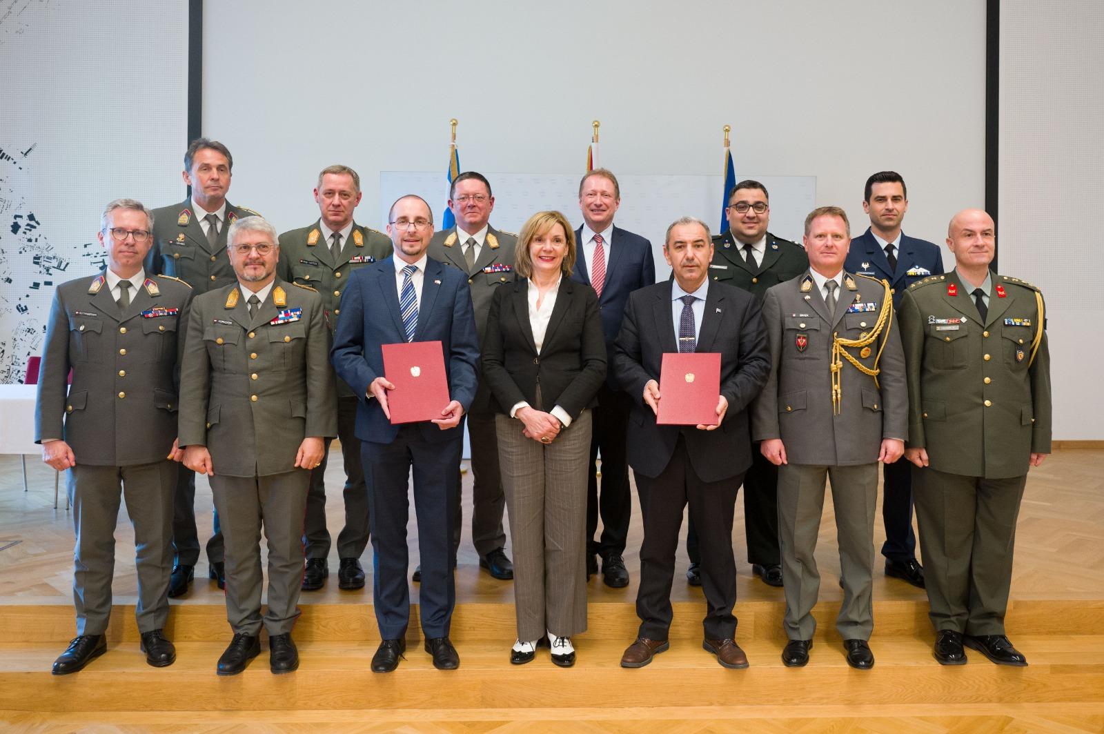 Υπεγραφή διακηρυξη για αντιμετώπιση της εργαλειοποίησης του μεταναστευτικού από τα ΥΠΕΘΑ Ελλάδας-Αυστρίας